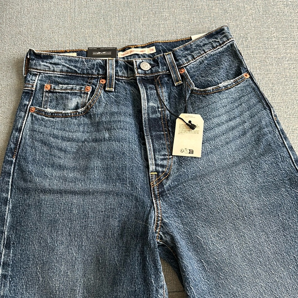 New with Tags! Levi’s Ribcage Angle Straight Size 28x27!